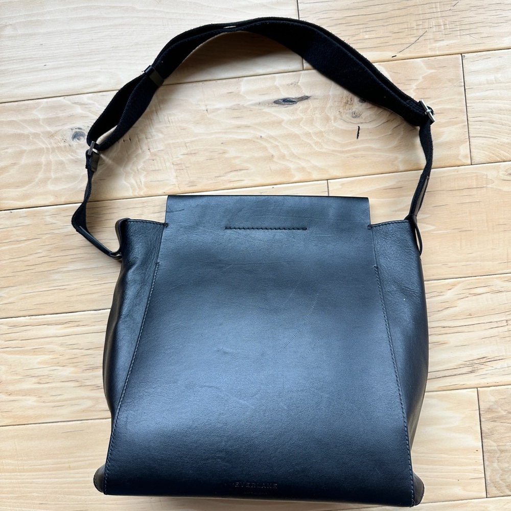 Everlane The Form Black Leather Tote Bag with Magnetic Closure - Picture 2 of 6